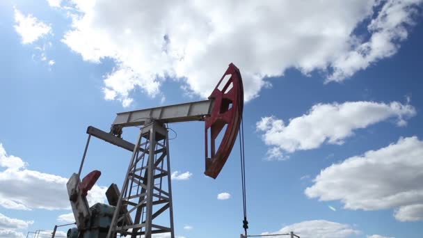 pompe à huile sur fond ciel nuageux 