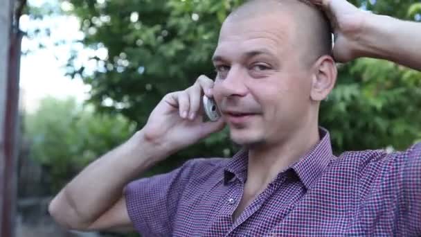 Man talking on the phone outdoors — Stock Video