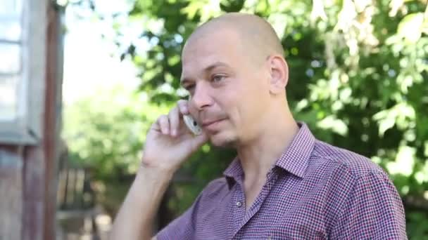 Homem falando no telefone ao ar livre — Vídeo de Stock