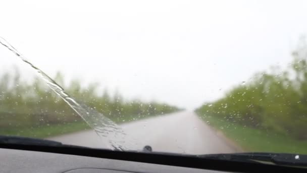 Дворники очистить стекло от дождевых капель — стоковое видео