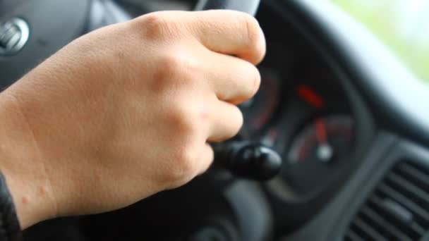 Mano girando hombre de la rueda que monta en un coche, primer plano — Vídeos de Stock