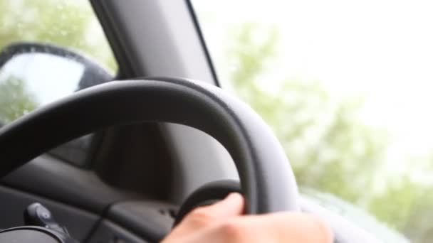 Mão girando homem roda montando em um carro, close-up — Vídeo de Stock