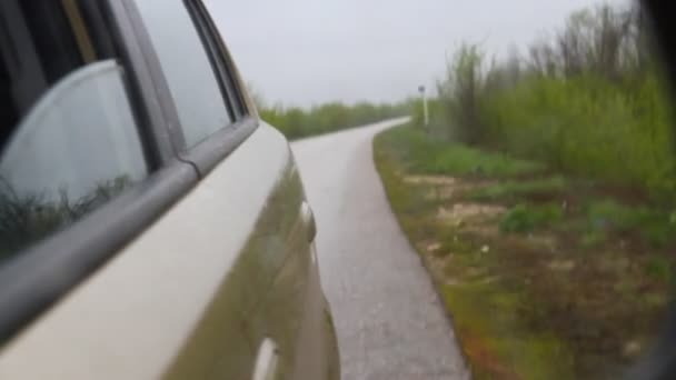 Відображається в бічному дзеркалі автомобіля, що подорожує — стокове відео