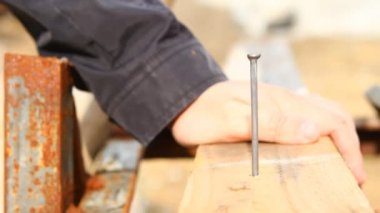 adam bir tahta çivi çekiç yakın çekim