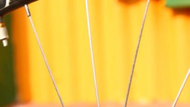 reflektörler closeup dönen bisiklet tekerleği