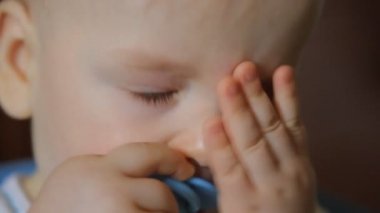 Bebek çizikler onun gözleri, yakın çekim portre