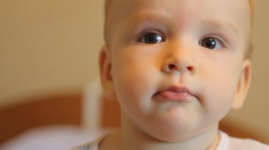 Bebek mavi emzik ile portresi