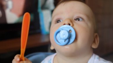 Bebek mavi emzik ile portresi