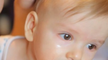 Çocuğun başını okşayarak anne