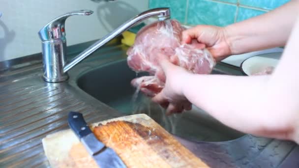 Κόβουμε το χοιρινό κρέας σε ένα ξύλο κοπής, closeup γυναίκα — Αρχείο Βίντεο