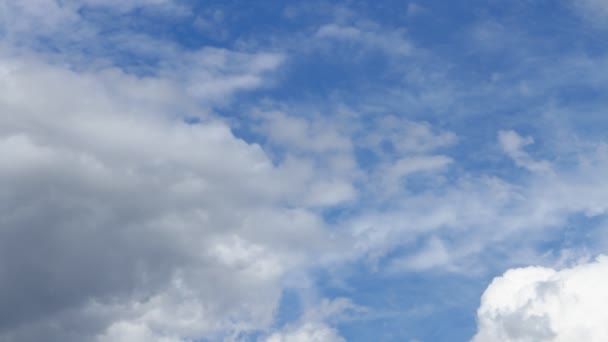 Nubes de cúmulos blancos flotan a través del cielo azul — Vídeo de stock