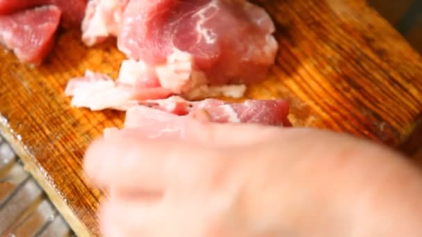 Carne di maiale di taglio di donna su un tagliere, primo piano — Video Stock