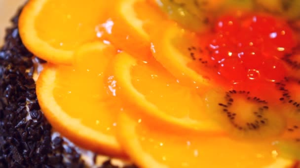 Taart met fruit op de tafel — Stockvideo