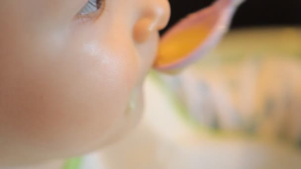 从一个勺子喂婴儿麦片 — 图库视频影像