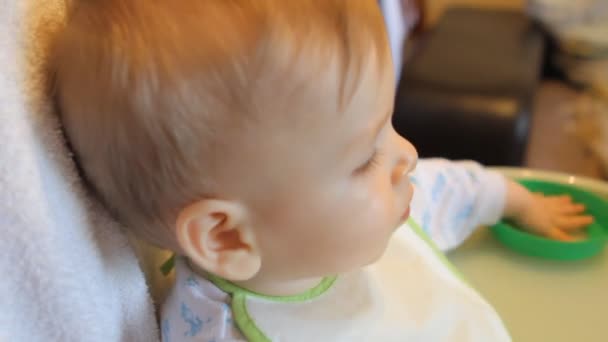 Bir kaşık gelen bebek tahıl beslenen — Stok video