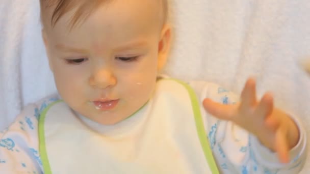 Baby graan gevoed uit een lepel — Stockvideo