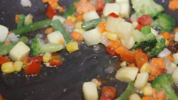 Mixed vegetables in a pan — Stock Video