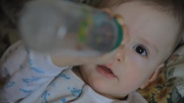 Bebek İçecek suyu bir şişe, yakın çekim portre