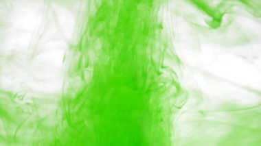 Yeşil mürekkep yavaş yavaş açık suda dağılın