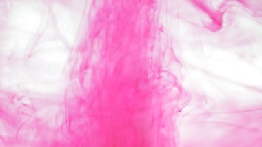 koyu kırmızı mürekkep yavaş yavaş açık suda dağılın