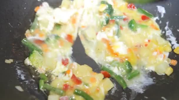 Μείγματα λαχανικών σε ένα τηγάνι — Αρχείο Βίντεο