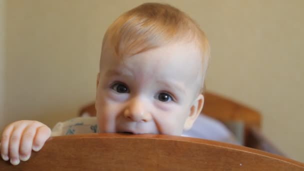 Baby chewing on the headboard — Stock Video