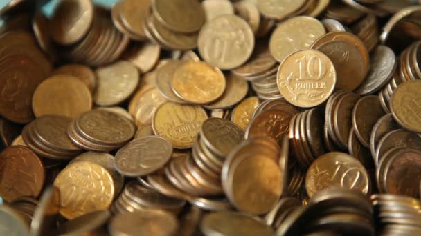 Metall mynt falla i en hög, närbild — Stockvideo
