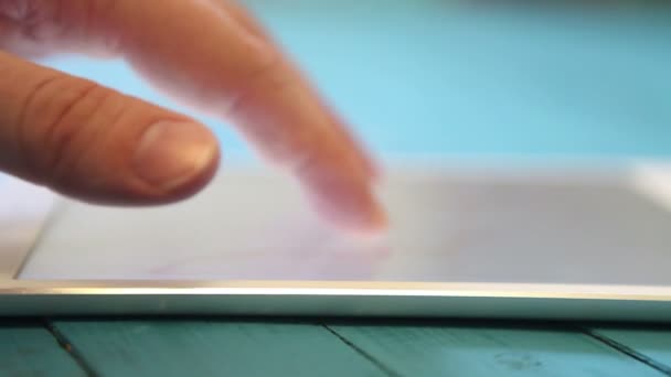 Homem usa tablet. borrão forte. close-up — Vídeo de Stock
