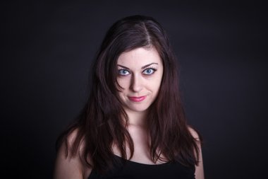 karanlık bir arka plan üzerinde güzel bir kadın portresi stüdyo