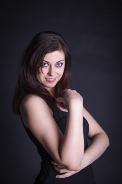 karanlık bir arka plan üzerinde güzel bir kadın portresi stüdyo