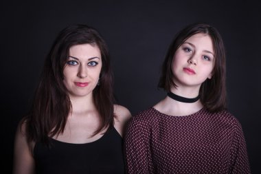 Anne ve kızı koyu bir backgrou tarihinde Studio'da portresi