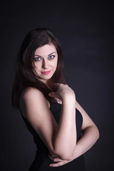 Studioporträt einer schönen Frau auf dunklem Hintergrund — Stockfoto
