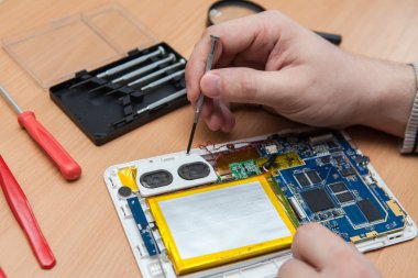 Master tablet bilgisayar onarır. Çalışma el Üstten Görünüm.