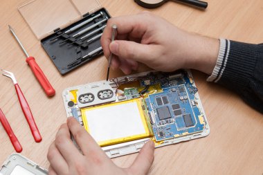 Master tablet bilgisayar onarır. Çalışma el Üstten Görünüm.