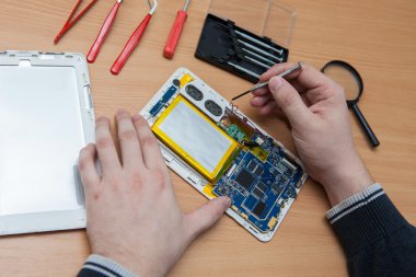 Master tablet bilgisayar onarır. Çalışma el Üstten Görünüm.