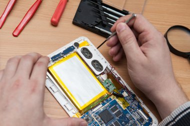 Master tablet bilgisayar onarır. Çalışma el Üstten Görünüm.