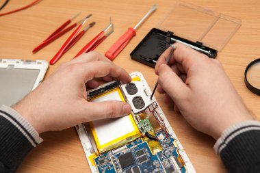 Master tablet bilgisayar onarır. Çalışma el Üstten Görünüm.