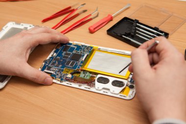 Master tablet bilgisayar onarır. Çalışma el Üstten Görünüm.