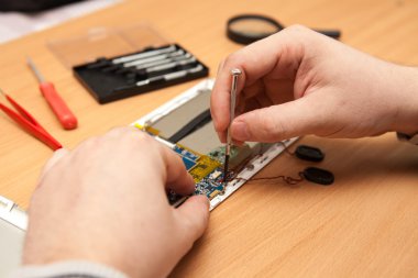 Master tablet bilgisayar onarır. Çalışma el Üstten Görünüm.