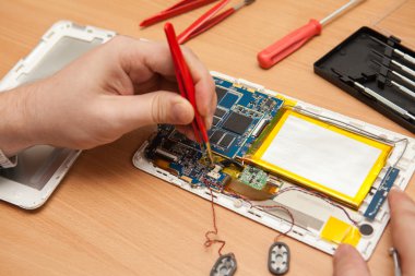 Master tablet bilgisayar onarır. Çalışma el Üstten Görünüm.