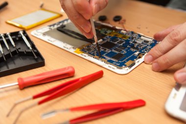 Master tablet bilgisayar onarır. Çalışma el Üstten Görünüm.