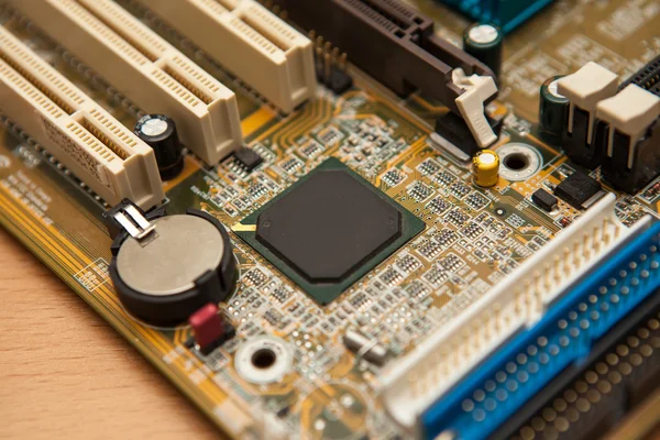 Teil der Nahaufnahme des Mainboards. geringe Schärfentiefe. — Stockfoto