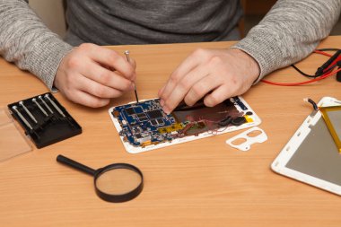 Sihirbazı tablet bilgisayar ayrıştırır. Bir tornavida ile el.