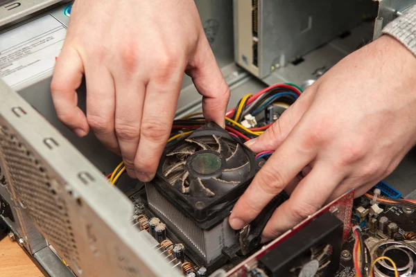 Master krijgt stoffige koeler van de systeemeenheid ontmanteld. — Stockfoto