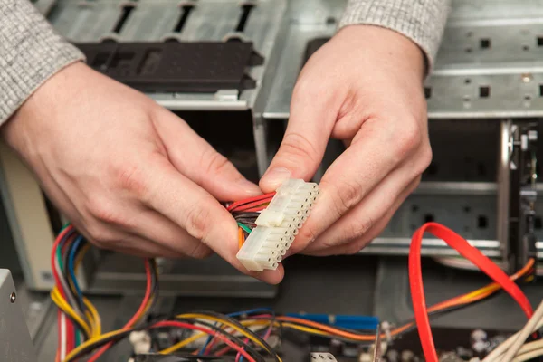 Technicus houden een kabel van de voeding. — Stockfoto