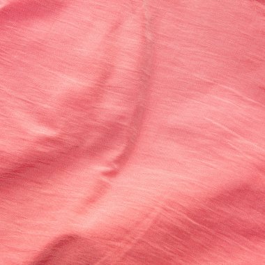 Kırmızı kumaş. Arka planda kıvrımları.