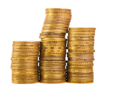 Beyaz arkaplanda izole edilmiş altın para yığını