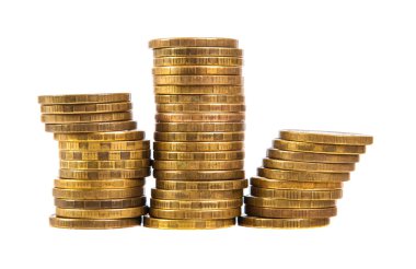 Beyaz arkaplanda izole edilmiş altın para yığını