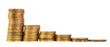Beyaz arkaplanda izole edilmiş altın para yığını