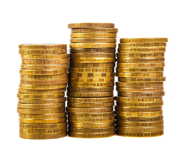 Beyaz arkaplanda izole edilmiş altın para yığını